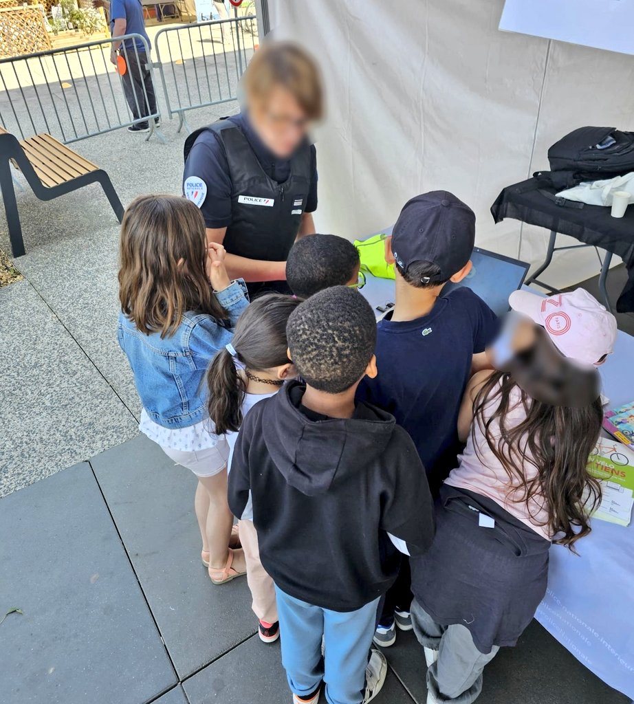 Police Nationale 95 (@policenat95) on Twitter photo #FêteDesMères I Aujourd’hui <a href="/PoliceNat95/">Police Nationale 95</a> souhaite une bonne fête à toutes les mamans, et en particulier celles qui servent avec honneur au sein de la #PoliceNationale.
Engagées au quotidien au service des autres pour protéger avec #Dévouement, elles sont aussi filles et mères. #FêteDesMères I Aujourd’hui <a href="/PoliceNat95/">Police Nationale 95</a> souhaite une bonne fête à toutes les mamans, et en particulier celles qui servent avec honneur au sein de la #PoliceNationale.
Engagées au quotidien au service des autres pour protéger avec #Dévouement, elles sont aussi filles et mères.