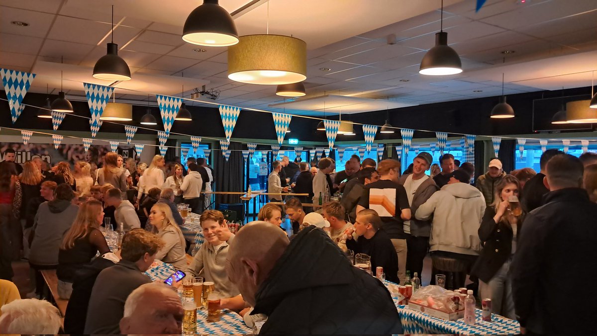 HaraldKreijns's tweet photo. De mannen van @O23Neo tappen ook uit dit vaatje.
#NEOFEST
Bardienst
Volle bak
@RKSVNEO
Was gezellige avond. Veel oude bekende gesproken. https://t.co/rvYP78T2HA