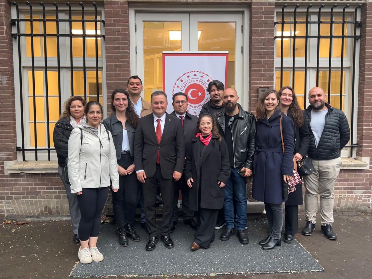 Türkiye in Amsterdam (@tc_amsterdambk) on Twitter photo 1-) 🇹🇷🇹🇷Atatürk’ü Anma, Gençlik ve Spor Bayramı kutlamamızı Başkonsolosluğumuzun bahçesinde ve <a href="/yeeamsterdam/">Yunus Emre Enstitüsü-Amsterdam</a>’da gerçekleştirdik. Üniversite öğrenci dernekleri, bursiyerler, mezunlar dernekleri, genç profesyoneller ve STK Temsilcileriyle Gençlik Bayramı mutluluğumuzu paylaştık. ⬇️ 1-) 🇹🇷🇹🇷Atatürk’ü Anma, Gençlik ve Spor Bayramı kutlamamızı Başkonsolosluğumuzun bahçesinde ve <a href="/yeeamsterdam/">Yunus Emre Enstitüsü-Amsterdam</a>’da gerçekleştirdik. Üniversite öğrenci dernekleri, bursiyerler, mezunlar dernekleri, genç profesyoneller ve STK Temsilcileriyle Gençlik Bayramı mutluluğumuzu paylaştık. ⬇️