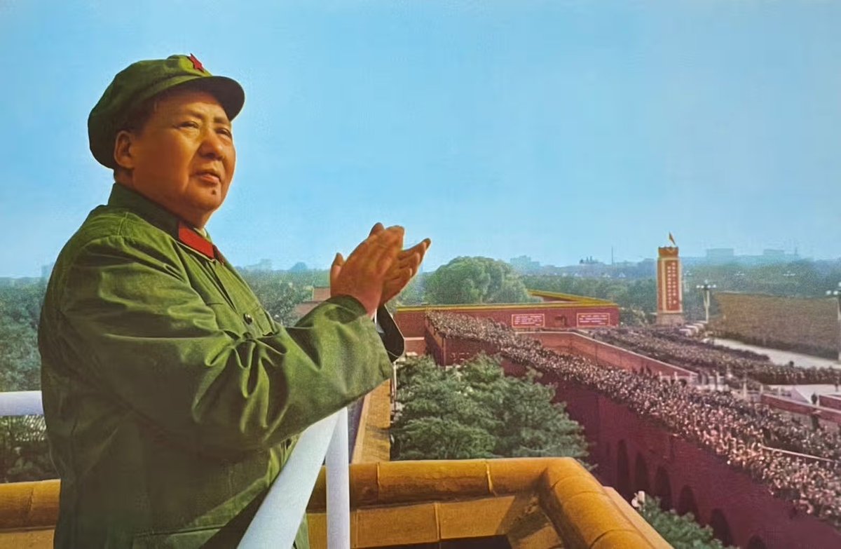 أكبر مجاعة في التاريخ لم تكن بسبب حرب أو جفاف، بل بسبب خطة اقتصادية كارثية.

خطة ماو "الوثبة العظيمة للأمام"، الخطة الاقتصادية التي أودت بحياة بشر أكثر من عدد قتلى جيوش الحربين العالميتين.

في عام 1958، بدأ ماو تنفيذ خطته للنهوض بالصين...