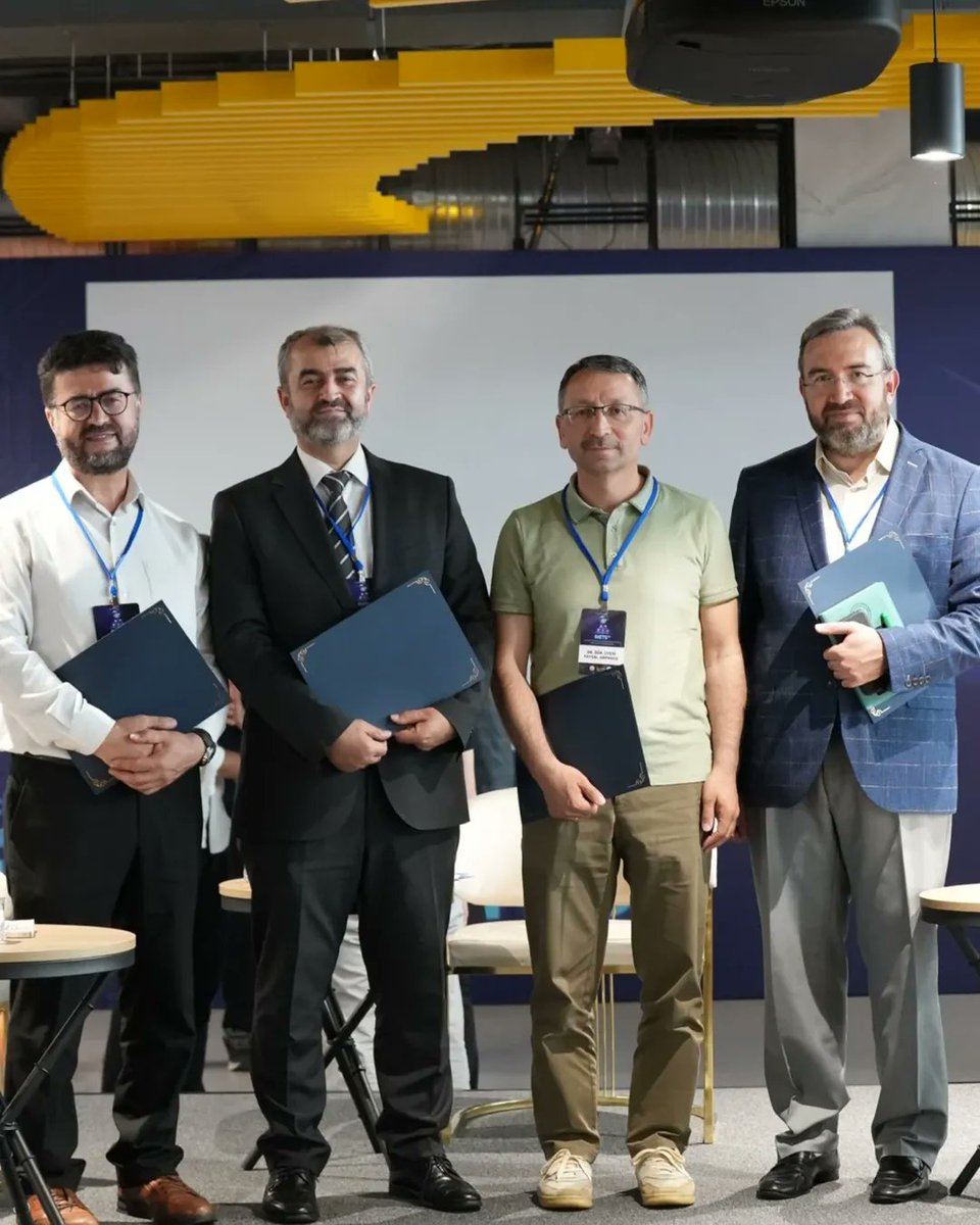 Prof. Dr. Ali NAMLI, Prof. Dr. Mesut KAYA, Dr. Öğr. Üyesi Faysal ARPAGUŞ, Dr. Öğr. Gör. Ahmet AYDIN beyfendilerin katılımlarıyla "İlahiyat" oturumu gerçekleştirildi.