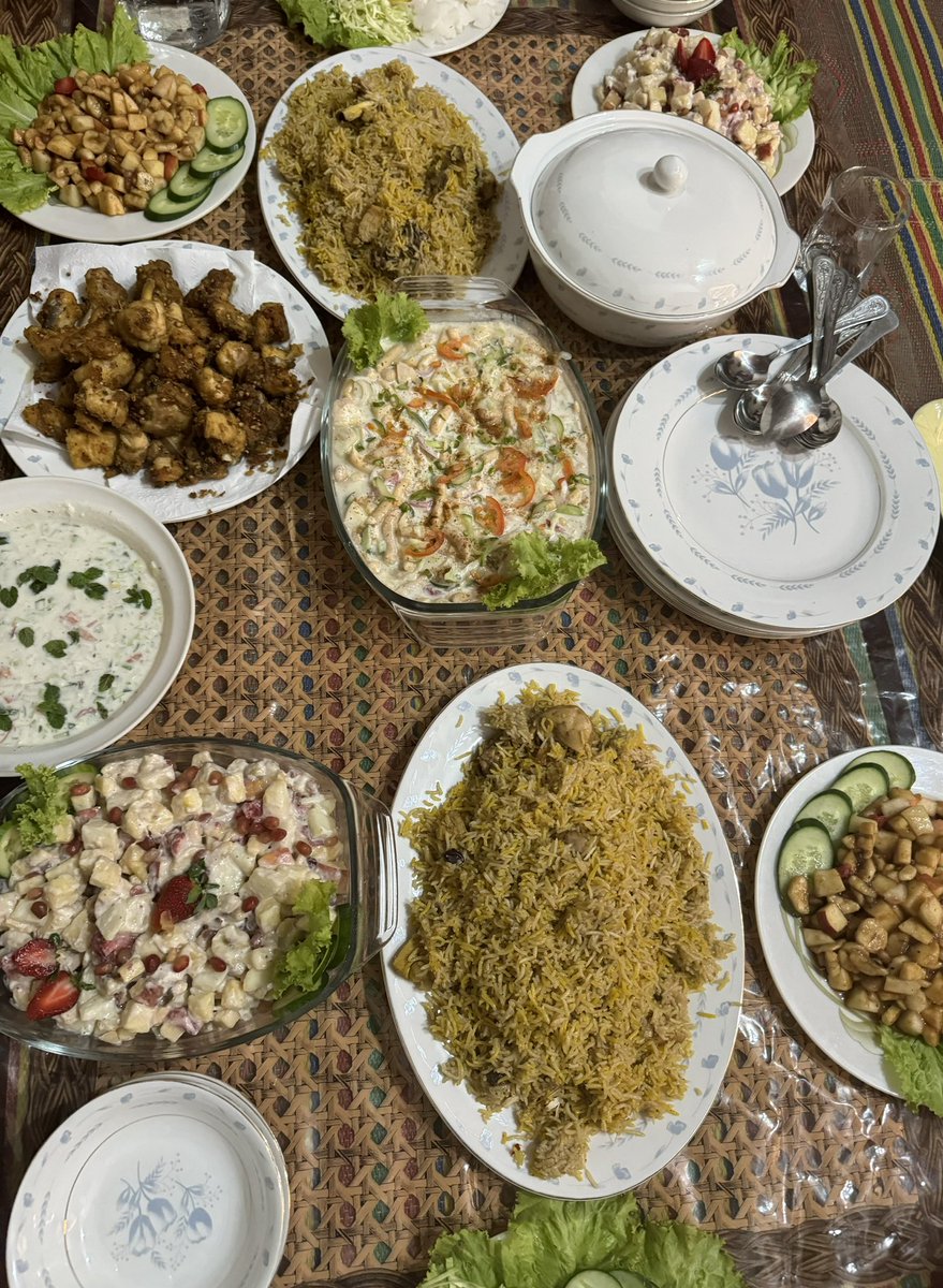 we are pushtoon we prefer eating on drastarkhwan! Ashnaghar  the land of hospitality
