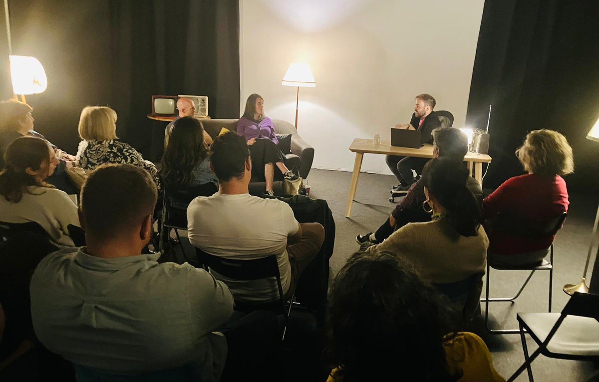 Me lo pasé genial hablando de Wadjda, bicicletas, sociedades pastoriles y normas sociales con Ana y Santi, que es lo más parecido a Broncano que tenemos en la academia. Mucha suerte en las nuevas aventuras y muchas gracias por dejarme formar parte de este proyecto tan bonito.