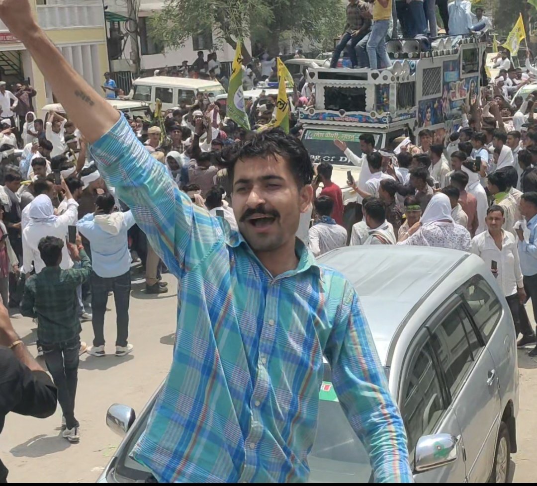 कौटिल्य ★ (@kotliya95) on Twitter photo रमेश चौधरी लाडनूं वाले भाई साहब ने 
कहर ढा दिया आज तो ..
✊🏻
#युवा_आक्रोश_महारैली रमेश चौधरी लाडनूं वाले भाई साहब ने 
कहर ढा दिया आज तो ..
✊🏻
#युवा_आक्रोश_महारैली