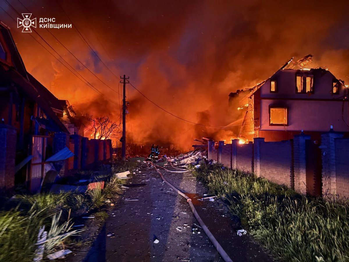 13 dead, including 3 children, in last night’s Russian missile attack on Ukraine.
Zelensky again calls for tougher sanctions: “The world may go on a weekend break - but the war continues. Silence of America and others only encourages Putin.”