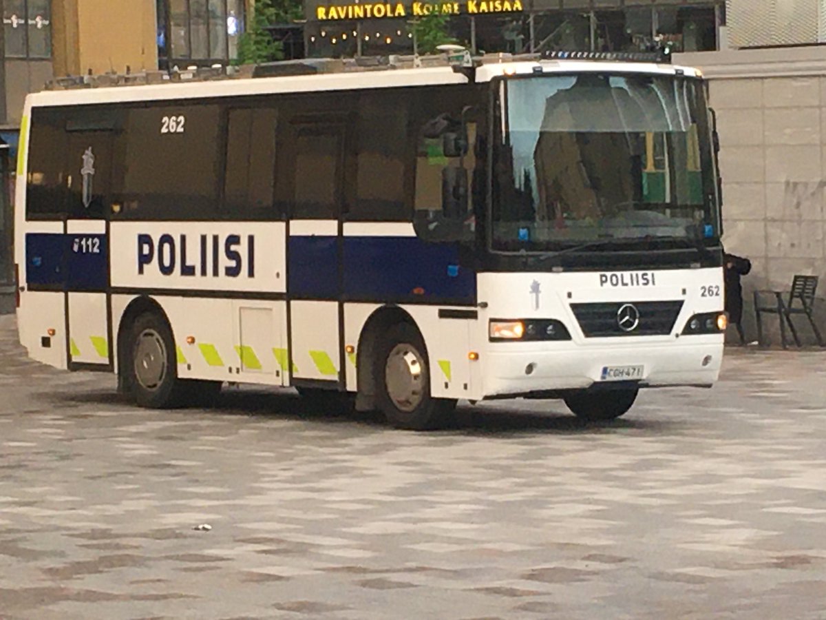 Ari Wahlsten (@ariwahlsten) on Twitter photo Piritorille tuodaan nyt poliiseja bussilasteittain.
#piritori #huumeet <a href="/PoliisiHelsinki/">Helsingin poliisilaitos</a> Piritorille tuodaan nyt poliiseja bussilasteittain.
#piritori #huumeet <a href="/PoliisiHelsinki/">Helsingin poliisilaitos</a>