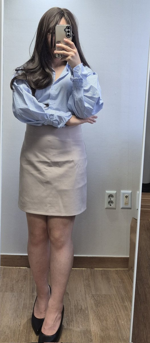 흐앗...!!! 새로산 블라우스... 너무 마음에 든다...!! 단추를 어디까지 풀어야하지....🤣🤣