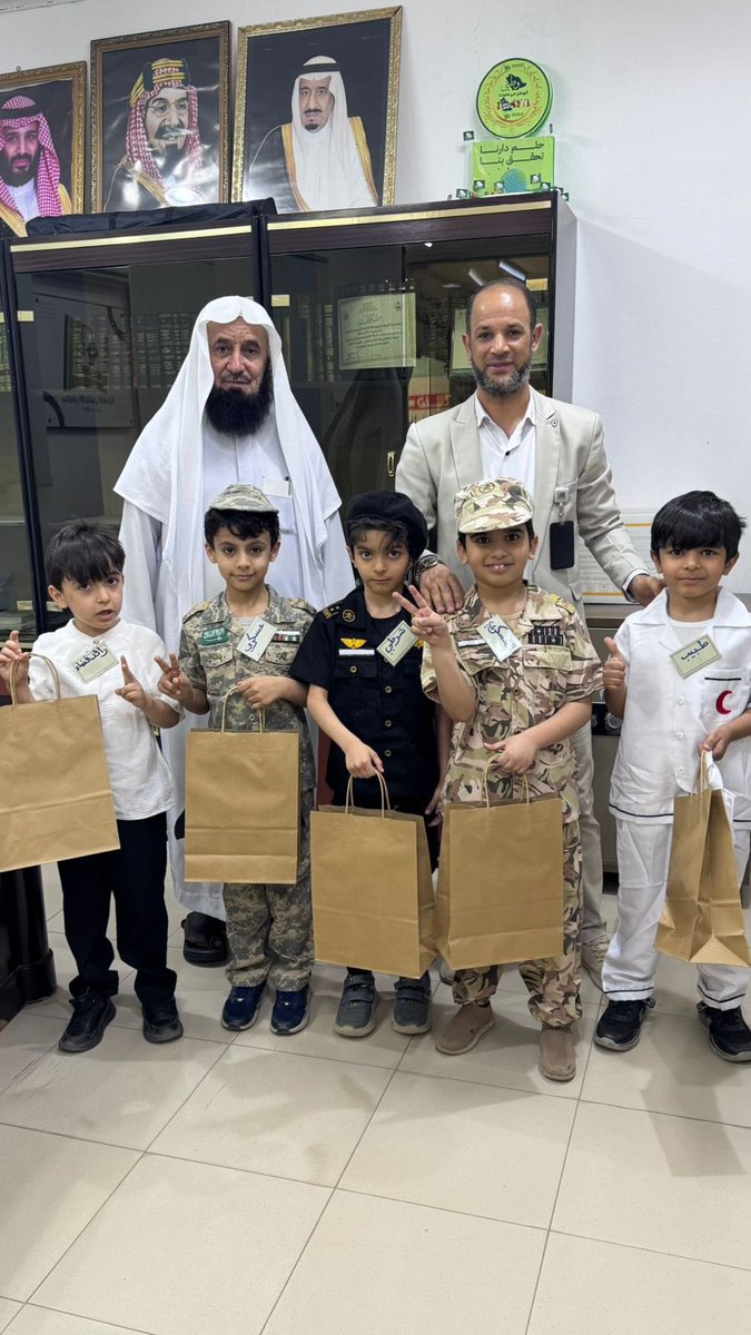 andalous_rs's tweet image. ✍️ استمرارا ل 🎤 #مهرجان_المسابقات 🎇 بالصف الأول تم تكريم الطلاب الفائزين في مسابقة #راق_بأخلاقي 🧑‍🎓🎤 وهم عبدالله السمري وأنس الحربي وثامر السمري وفيصل القزلان ومحمد النصيان 📐🖋️🎖️🎁

#تعليم_الرس #الرس #مدارس_الأندلس_بالرس