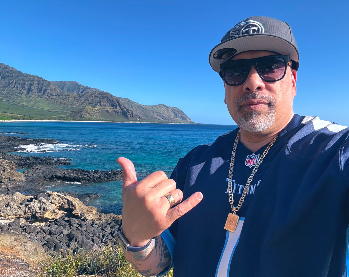 smaxdaddy's tweet image. Aloha from Hawaii y’all 🤙🏽 @Titans #TitanUp #titans #hawaiititans reppin the two toned blue in the 808