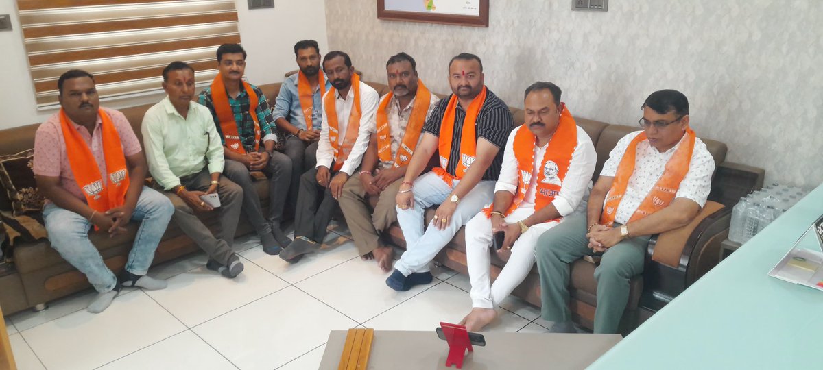 Gautambhaibjp's tweet image. &quot;મન કી બાત&quot; એટલે રાષ્ટ્રસેવા અને જનસેવાની પ્રેરણા અને ઊર્જાનું ઉત્તમ ઉદાહરણ !

આજે મારા જન સંપર્ક કાર્યાલય તળાજા ખાતે સંગઠનના હોદ્દેદારોશ્રી સાથે માનનીય પ્રધાનમંત્રી શ્રી @narendramodi સાહેબનો પ્રેરણાત્મક કાર્યક્રમ&quot; મન કી બાત&quot; નિહાળ્યો. 

#MannKiBaat