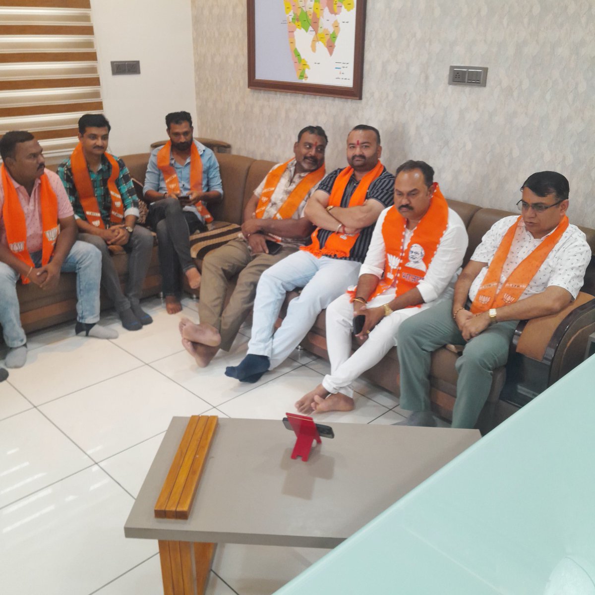 Gautambhaibjp's tweet image. &quot;મન કી બાત&quot; એટલે રાષ્ટ્રસેવા અને જનસેવાની પ્રેરણા અને ઊર્જાનું ઉત્તમ ઉદાહરણ !

આજે મારા જન સંપર્ક કાર્યાલય તળાજા ખાતે સંગઠનના હોદ્દેદારોશ્રી સાથે માનનીય પ્રધાનમંત્રી શ્રી @narendramodi સાહેબનો પ્રેરણાત્મક કાર્યક્રમ&quot; મન કી બાત&quot; નિહાળ્યો. 

#MannKiBaat