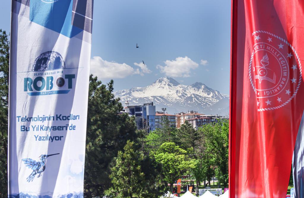 mebrobot's tweet image. 🤖 17. Uluslararası MEB Robot Yarışması Erciyes Dağı'nın eteklerinde renkli görüntülere sahne oldu.
🏁 Yarışmaya katılarak renk katan tüm yarışmacıları tebrik ediyoruz 👏

📡 robot.meb.gov.tr
#MEBRobot
