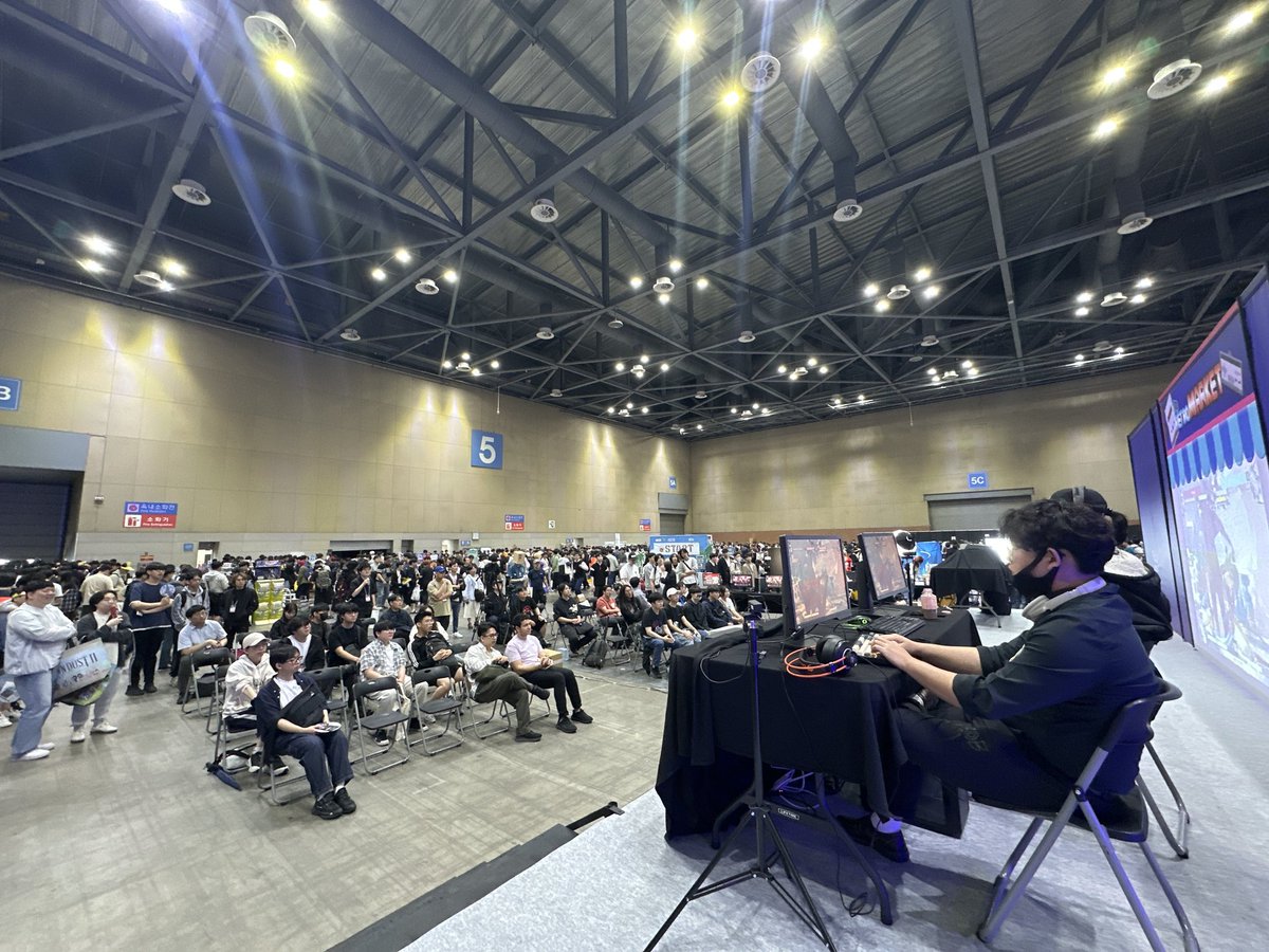킨텍스에서 진행했던
길티 스파 행사가 잘 마무리 되었습니다
선수들도 지시를 잘 따라줘서 별 문제없이 끝난거 같아요
행사 끝나고 롱판다해설과 다른 스파유저 몆분과 짧게 회식을 했는데 좋았던것 같습니다 지금은 운동하러 가는길 
방송은 운동하고 온 뒤 상황봐서 킬지말지 고민 중 임다