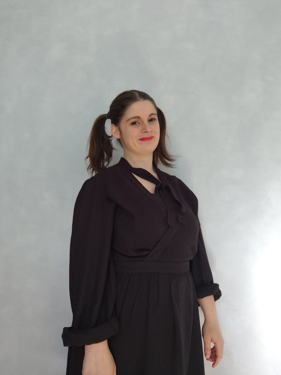 AstralStay's tweet image. Aujourd’hui j’ai mis une robe noire, fait mes couettes et décidé que le monde était un clip de K-pop.
j’attends juste la pluie et la musique triste pour marcher au ralenti.

#kfashion #maincharactervibes