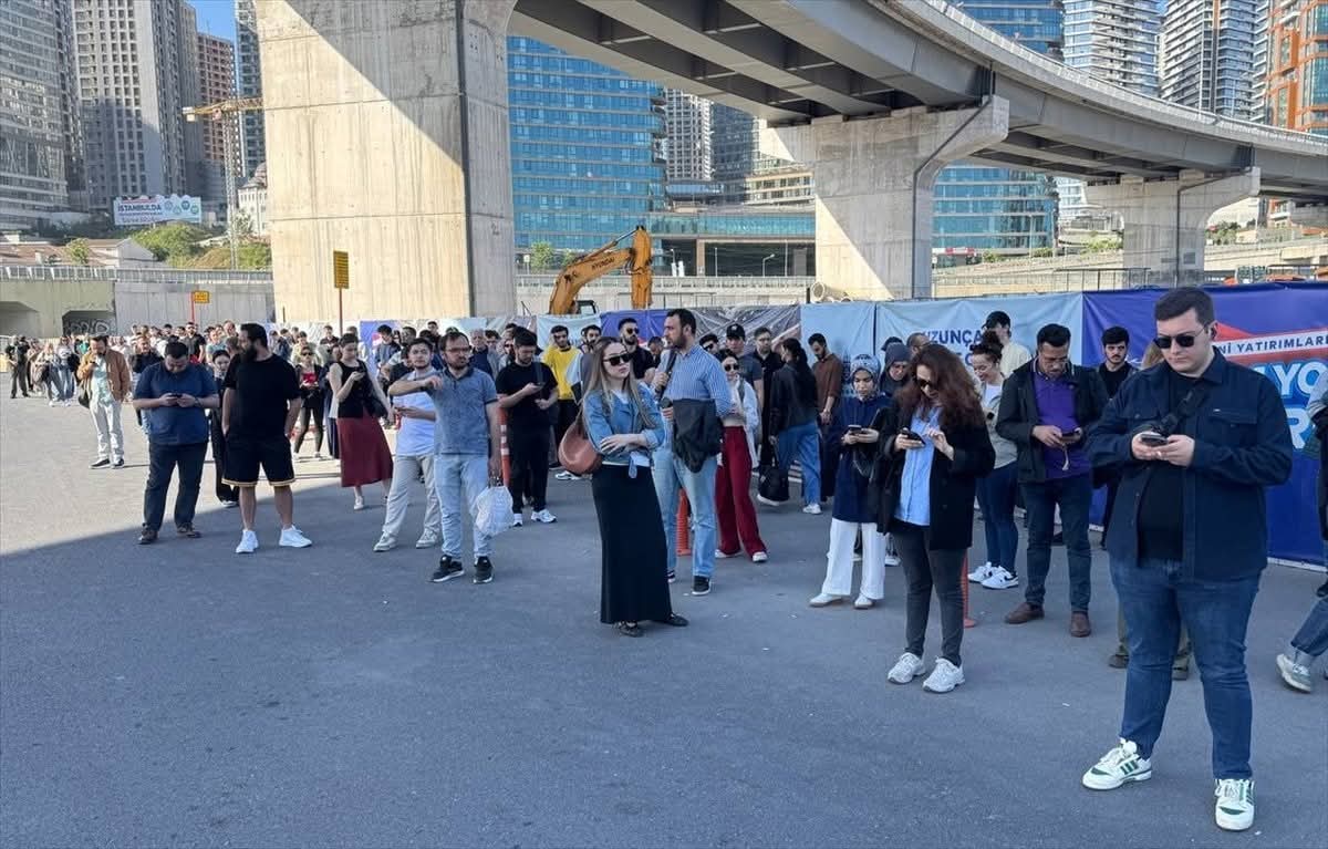 Gelmeyen otobüsü bekleyen İstanbul halkı, zıplamayan Tayyipçi(!)