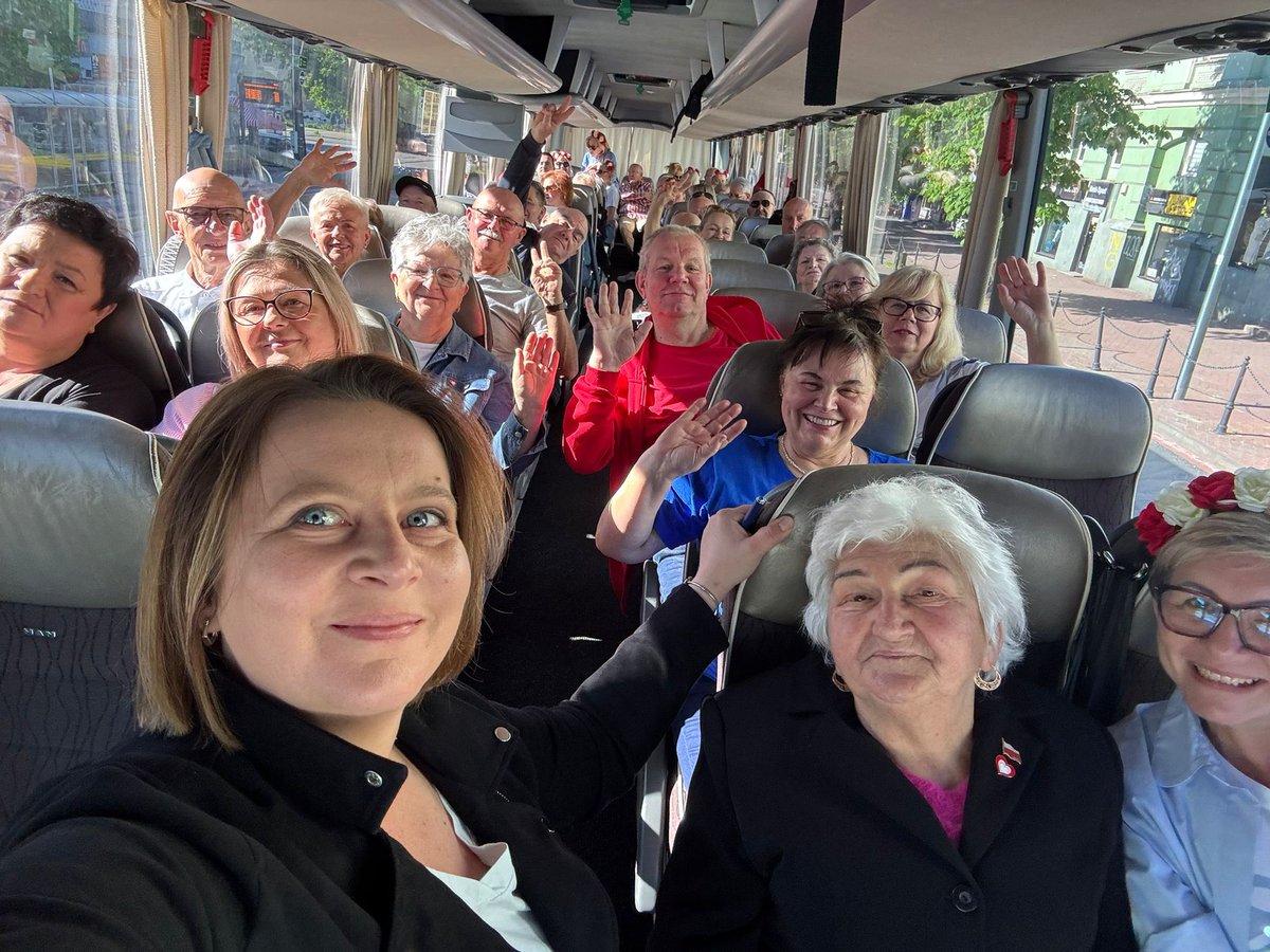 Leszczyna's tweet photo. Dziękuję za raport z trasy: 
okręg częstochowski dojeżdża do Warszawy
✌️❤️
Czekam na Was na Placu Bankowym w samo południe❗️
#WielkiMarszPatriotów https://t.co/GZejgpoCqf