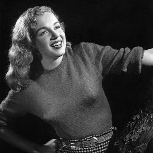 «Женская привлекательность только тогда сильна, когда она естественна и стихийна». Мэрилин Монро. Фото 1945 г.