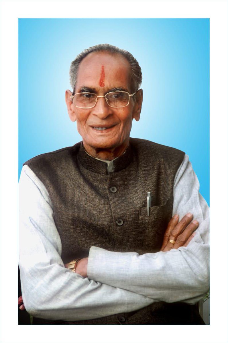 जिनके कारण मेरा अस्तित्व है,
जिन्होंने मुझे उंगली पकड़कर चलना सिखाया, 
जिन्होंने मुझे बाहों के झूले में झुलाया, 
जिन्होंने अभावों के बीच मुझे ढंग से पढ़ाया,
जिन्होंने मुझे सन्मार्ग पर चलने के संस्कार दिए,
जिन्होंने मुझे देश के लिए जीना सिखाया,
जिनके आशीर्वाद से मैं जनता की सेवा