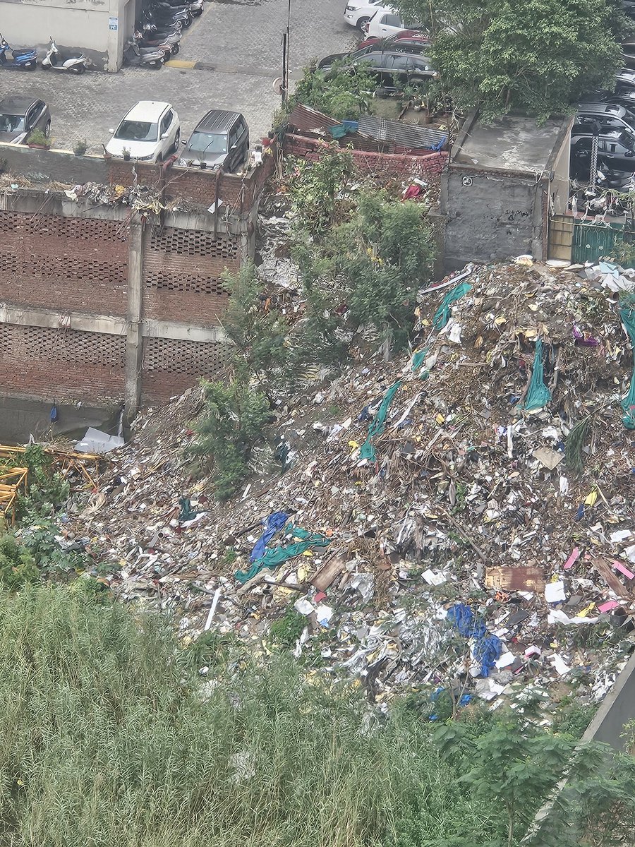 statuswlc's tweet photo. @AMRUTCityGzb @SwachhBharatGov @SBM_UP Sir please there is also a स्वच्छ भारत अभियान continuous spreading waste and STP sewage in our adjoining Apex D'Rio Indirapuram from #AngelJupiter AhinsaKhand2 Indirapuram Ghaziabad https://t.co/dli4UUPojK
