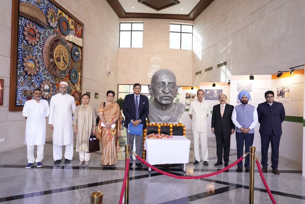 yuva_aas's tweet image. सर्वदलीय प्रतिनिधिमंडल के सभी सांसदों ने  बहरीन में इंडिया हाउस में महात्मा गांधी को पुष्पांजलि अर्पित की..!

#OperationSindoor #PakistanIsATerrorState #Bahrain