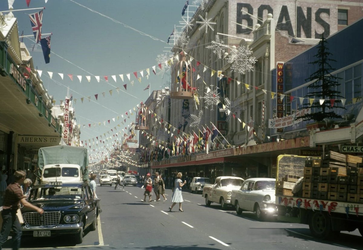 Pro__Thought's tweet image. I need some help with the location and year of this photo.
Anyone able to work it out??
