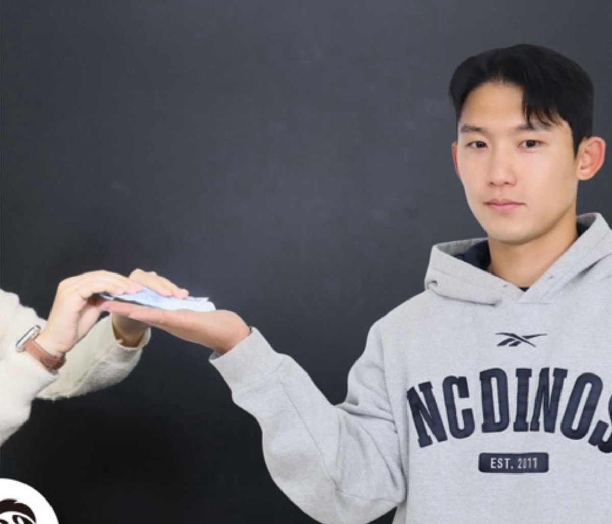 쩔님께 용돈 드렷어요 . . . 천원밖에업지만은 . . .