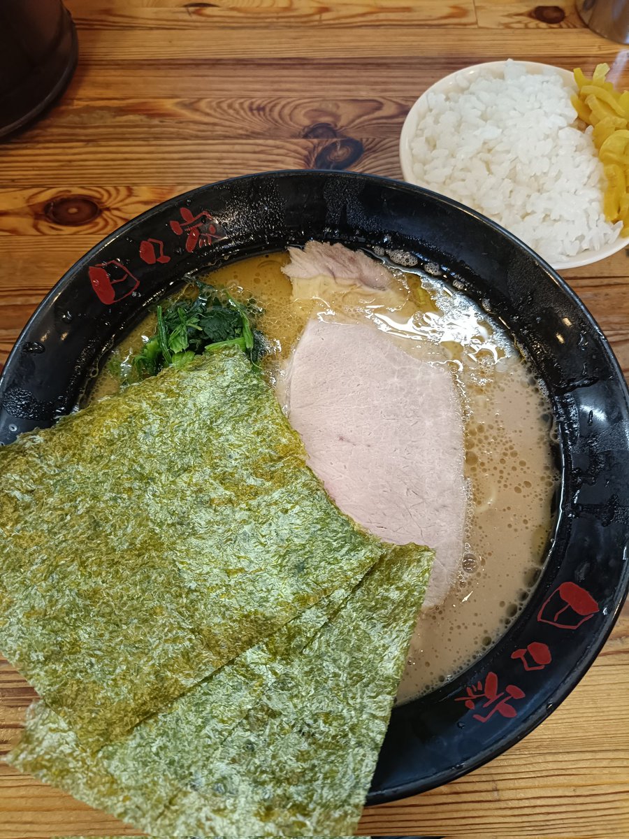 ucitachi_com555's tweet photo. 北上市
✿横浜らーめん日々家✿

らーめん(やわらかめ) 900円
ライス+つぼ漬 100円

鬼道家さんで良かった柔らかめをここでも試す。
硬めで頼んだときには感じることのできないこのモチモチ食感✨
卓上調味料のケース含め清潔感のある店内はとても好感が持てる。
平日限定のまぜそばが気になる! https://t.co/g1vJnFn6tD