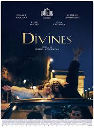 merlinpapin3's tweet photo. .@FredOL69007 #DéfiCinéClassique2025 Mai (Caméra d’Or 2016) Vu le film #Divines de Houda Benyamina (2016) avec Oulaya Amamra Déborah Lukumuena Jiska Lavanka Kevin Mischel Yasin Houicha Farid Larbi Madjouline Idrissi Mounir Margoum
En banlieue parisienne, la jeune Dounia a soif de pouvoir et de réussite. Soutenue par sa meilleure amie Maimouna, elle abandonne le lycée professionnel et propose ses services à Rebecca, une dealeuse respectée dont elle gagne progressivement l'estime. Sa rencontre imprévue avec Djigui, danseur troublant de sensualité, va l'ébranler, mais il est difficile de sortir de l'emprise de Rebecca.
Il y a dans Divines une rage, une impétuosité, un souffle vital qui emporte tout sur son passage – à commencer par les maladresses du scénario ou les outrances de ton. Premier long-métrage de Houda Benyamina, le film a fait irruption au Festival de Cannes comme une gifle, remportant la Caméra d’or, et a confirmé que le cinéma français savait encore accoucher de voix neuves, pas formatées, prêtes à tout bousculer. Avant de sombrer dans les égarements du blockbuster féminisé (Les Trois Mousquetaires), Benyamina signait ici une œuvre âpre, inégale mais furieusement habitée, avec pour trinité explosive un trio de jeunes comédiennes incandescentes : Oulaya Amamra (sa sœur dans la vie), Déborah Lukumuena et Jisca Kalvanda.
L’histoire est simple mais percutante. Dounia (Amamra), ado de cité, vit dans un bidonville en marge d’une banlieue parisienne, avec une mère paumée, et n’attend plus rien de l’école. Elle est fascinée par le pouvoir, l’argent, la réussite. Avec sa meilleure amie Maimouna (Lukumuena), elle décide de se lancer dans le deal, épaulée par une caïd locale charismatique, Rebecca (Kalvanda). Dounia croise aussi la route d’un danseur de hip-hop, Djigui (Kevin Mischel), beau et aérien, qui réintroduit une tendresse inattendue dans ce monde de violence. Mais dans cet univers sans filet, la chute est rapide, brutale.
Ce qui frappe d’abord, c’est la mise en scène : nerveuse, charnelle, mobile. La caméra colle aux corps, vibre avec les héroïnes, capture leurs fous rires, leurs colères, leur énergie pure. Le film a quelque chose des 400 coups modernes, oui, mais revus à la lumière crue d’une jeunesse exclue, féminine, racisée, sans illusions mais pas sans rêves. La banlieue n’est plus ici un décor social mais un territoire mythologique, presque shakespearien, où l’on se brûle aux désirs de grandeur.
Oulaya Amamra est bluffante : agressive, drôle, effrontée, presque insupportable parfois – et donc totalement crédible. Déborah Lukumuena, plus ronde, plus solaire, plus tendre, est le cœur du film, celle qui offre une brèche dans le mur de violence. Leur duo est irrésistible, comme un cri d’amitié dans le chaos. Jisca Kalvanda, en mentor impitoyable, incarne une figure quasi tragique, entre survie et cynisme. Quant à Kevin Mischel, tout en grâce féline, il devient l’antithèse silencieuse de l’univers du film : le rêve, la beauté, la verticalité dans un monde de pesanteur.
Certes, Divines n’est pas un film "propre" – au sens d’un discours parfaitement tenu. Benyamina en fait parfois trop : elle surligne, elle clame, elle charge la barque de symboles un peu lourds. Le final, très noir, peut même diviser. Mais on pardonne tout à cette fougue, à cette soif de cinéma. Le film est traversé de moments de grâce (cette scène magique où les filles volent dans une voiture imaginaire au son de Vivaldi) et de rage politique. On y sent une urgence, un besoin de filmer qui dépasse la seule ambition esthétique. C’est un cinéma à fleur de nerfs, qui tremble de vie.
Aujourd’hui, Divines conserve sa force, même si son autrice semble s’être égarée depuis dans des projets plus creux et formatés. Mais ce premier cri, ce coup de poing, ce poème urbain barbelé reste gravé. Un film plein de bruit et de fureur, d’amour aussi, et de contradiction. Comme ses héroïnes.
