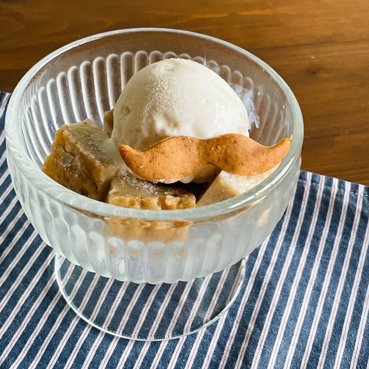 久しぶりデザート『バナナのクラフティ-バニラアイス添え-』期間限定で登場です🍨

もっちり食感クラフティにバニラアイスをのせて、カリッとヒゲクッキーを添えています。栄養満点バナナをひとやすみのおやつに、ぜひ♪