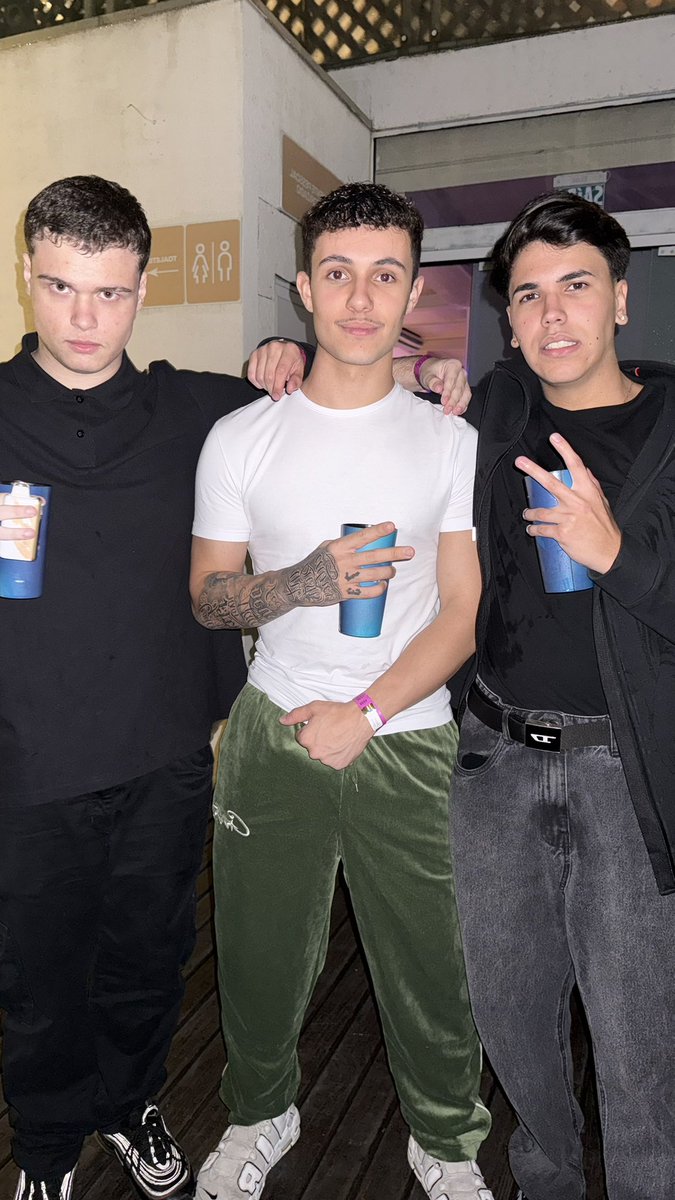 Trio pra FNCS 🏆
<a href="/PattatyX/">Davi</a> X <a href="/fuzettinn/">fuzet</a> X Teus 😃