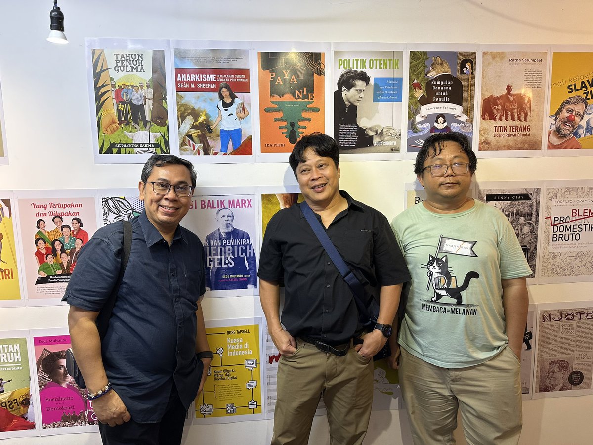 Semalam kami larut dalam kegembiraan di perayaan ulang tahun ke-20 Penerbit Marjin Kiri. Ngobrol seru bersama Ian Wilson, Ignatius Haryanto, Robertus Robet, dan tentu saja tuan rumah Ronny Agustinus. 

Selamat ulang tahun Marjin Kiri. Terus berkarya menyemai gagasan kritis! 🔥👏
