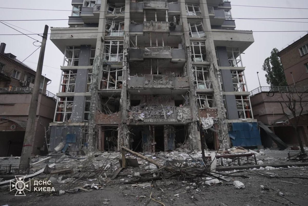 🚨 Kyiv was among the targets of a large-scale overnight attack by Russia.

Preliminary reports indicate that nine people were injured.

📷: SESU