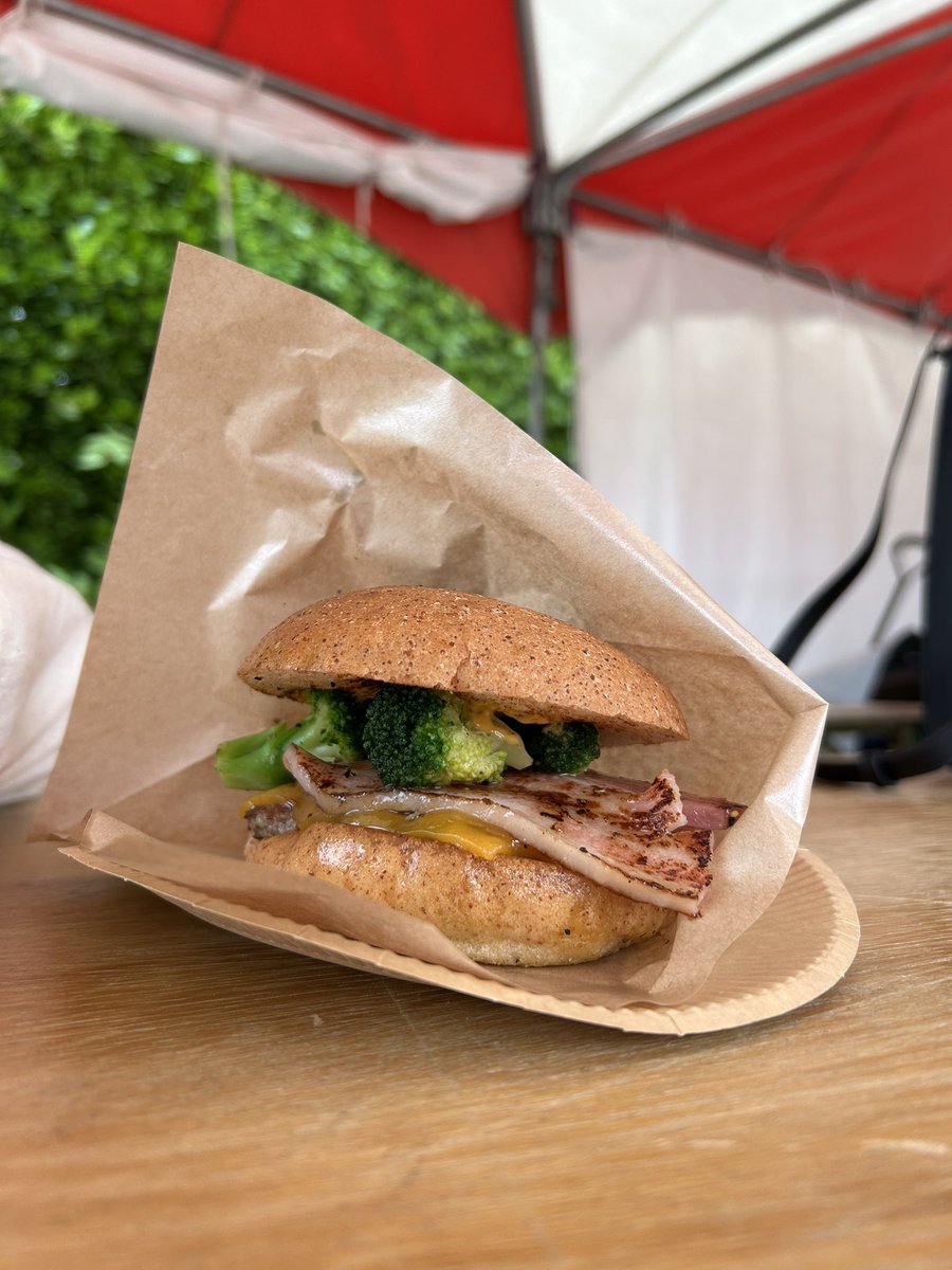 shibainuwa_basu's tweet image. ハンバーガーとても美味しかったです🤍
店員さんのはじける笑顔が素敵でした^^
次はそぶえさんがいらっしゃる時に行きたいです！いつか森道でwowdow見れるのも楽しみにしてます🙌