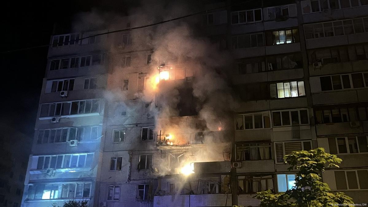 В Киевской области трое человек погибли, еще 10 пострадали в результате российских ударов, сообщили в Киевской областной военной администрации. В Хмельницкой области известно о четырёх погибших и пяти раненых. По данным ГСЧС Украины, еще один человек погиб и пятеро ранены в