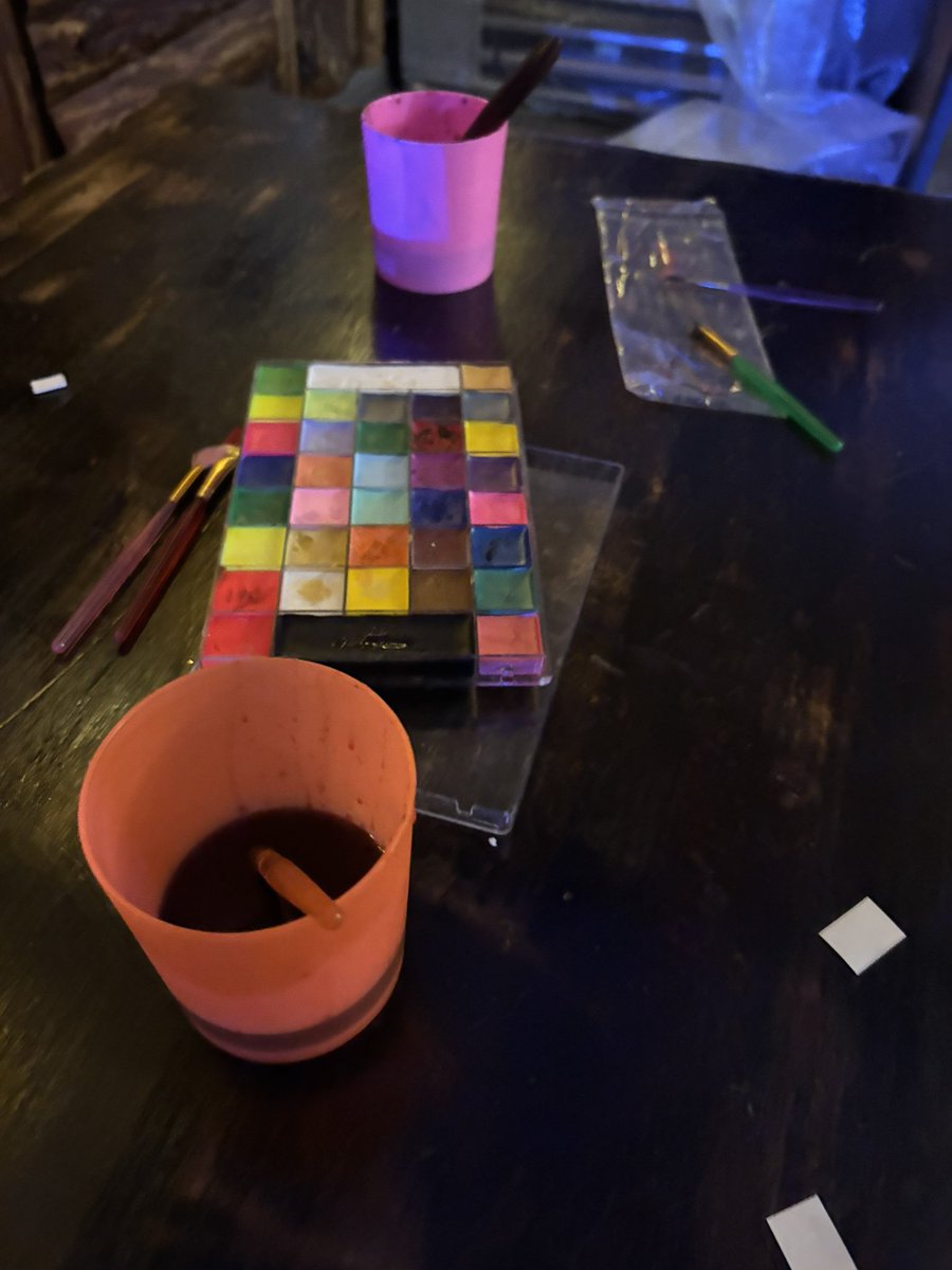 Tocó maquillar a las personas con temática infernal hasta cierta hora de la madrugada