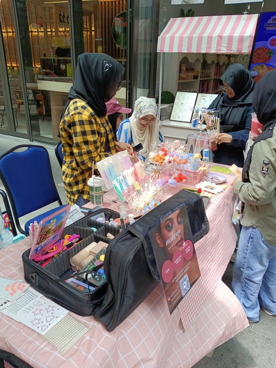 transitfandom's tweet photo. Knock knock ONEDOORS, THE EVENT HAS BEGUN!!! 🔥🔥

come check out our vendors and take ur ootds with our boys's decorations 😆🫶🏻

#NekdoWAVE https://t.co/X3OjQ8olvo