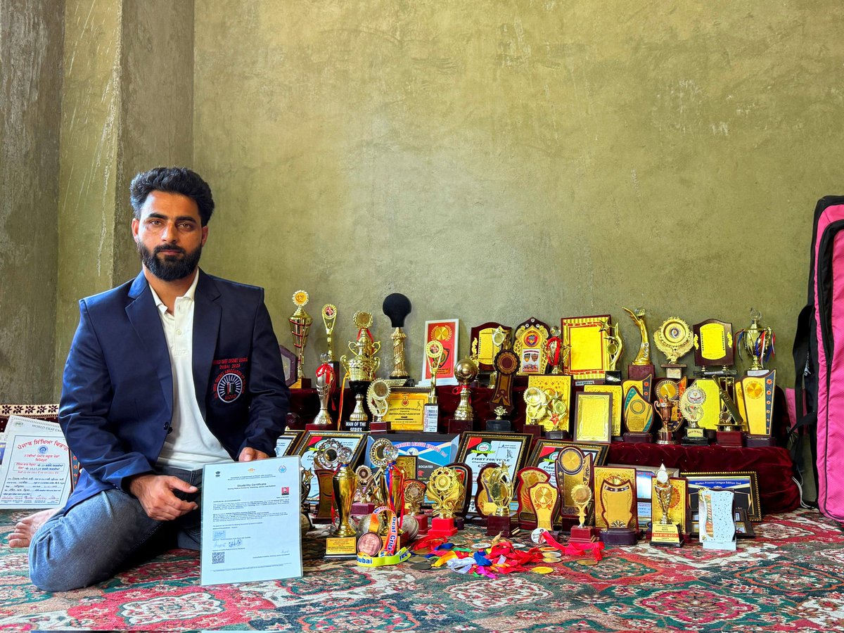 aasifshafi786's tweet photo. "He can't hear the roar of the crowd, nor speak of his dreams  but today, the world listens to his story. From silence to stardom, a deaf and mute cricketer conquers the Dubai International League, winning Man of the Tournament and Man of the Match.@DCAnantnag @jkca_srinagar https://t.co/4CBE2uv4xt