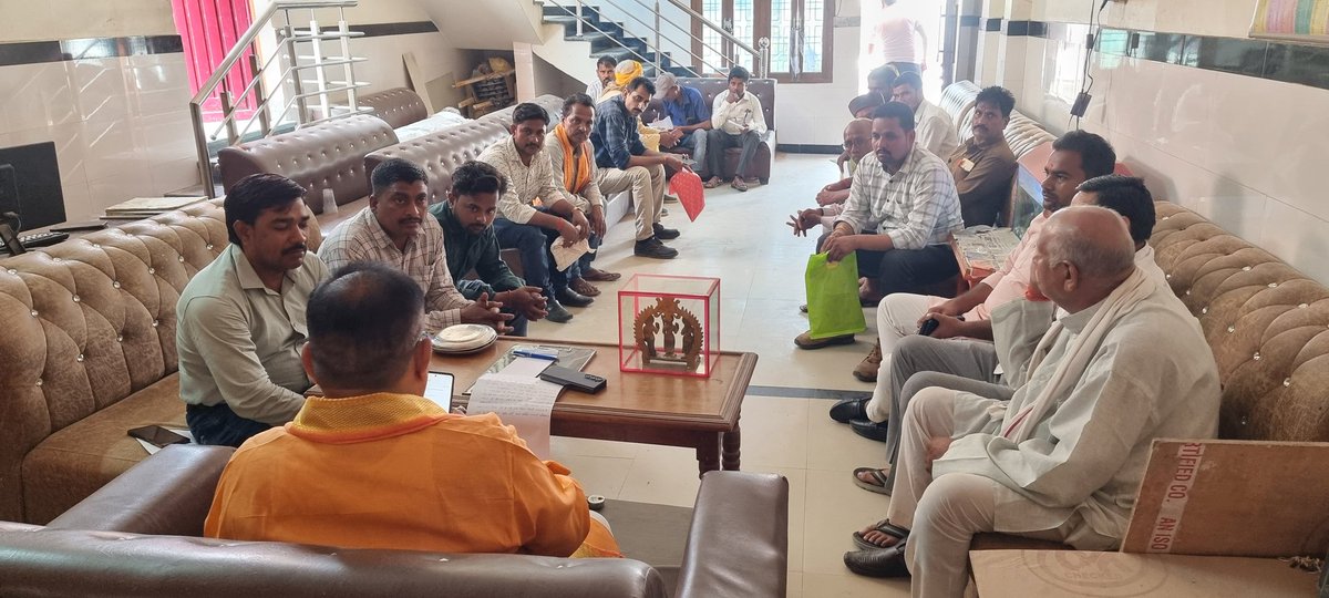 जनता दरबार - जनसेवा का संकल्प

आज पुनः शाहपुर स्थित हिंदू भवन पर जनता जनार्दन की समस्याएं सुनने का अवसर प्राप्त हुआ। हर एक व्यक्ति की पीड़ा हमारी अपनी है, और उनका समाधान हमारा कर्तव्य।

समस्याओं को सुनकर संबंधित अधिकारियों को त्वरित और प्रभावी निस्तारण हेतु कहा।
जनता का विश्वास