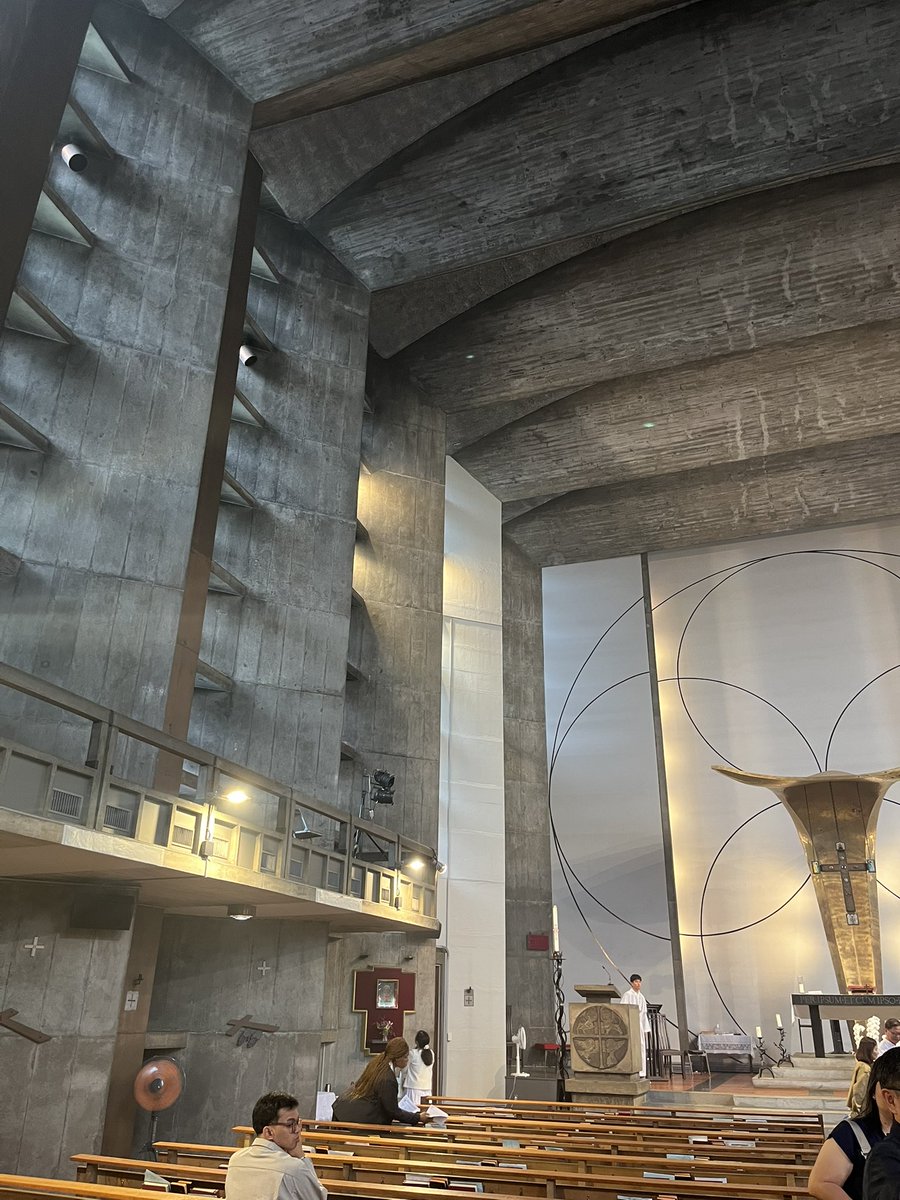 KtoCache's tweet image. J’en sors, alors…

La liturgie c’était vrm pas ça 🔴
J’ai dû communié à la main 🔴
Mais…
À la fin du Sanctus absolument TOUT LE MONDE s’est agenouillé jusqu’à la doxologie finale 🟢 
Les chants étaient pas mal, j’ai même eu droit à un Veni Creator en Latin. 🟢 

Photos : avis ?