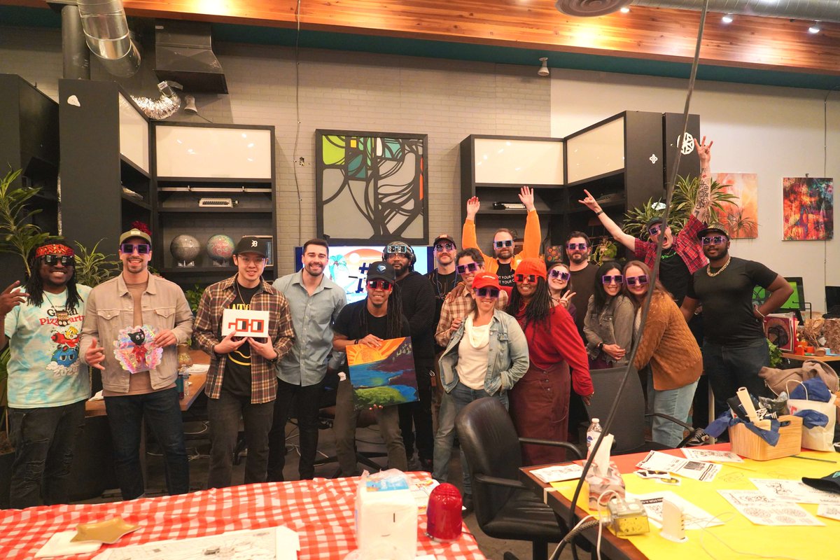 RoseCityWeb3's tweet photo. Huge shout-out to another one of our #Pdx @Pizza_DAO sponsors, brought to you by @nounsbuilder and #BuilderDAO through way of the incredible @ProfWerder!
People loved the noggles!
#NogglesEveryWhere.⌐◨-◨ https://t.co/aaBko8U0yR