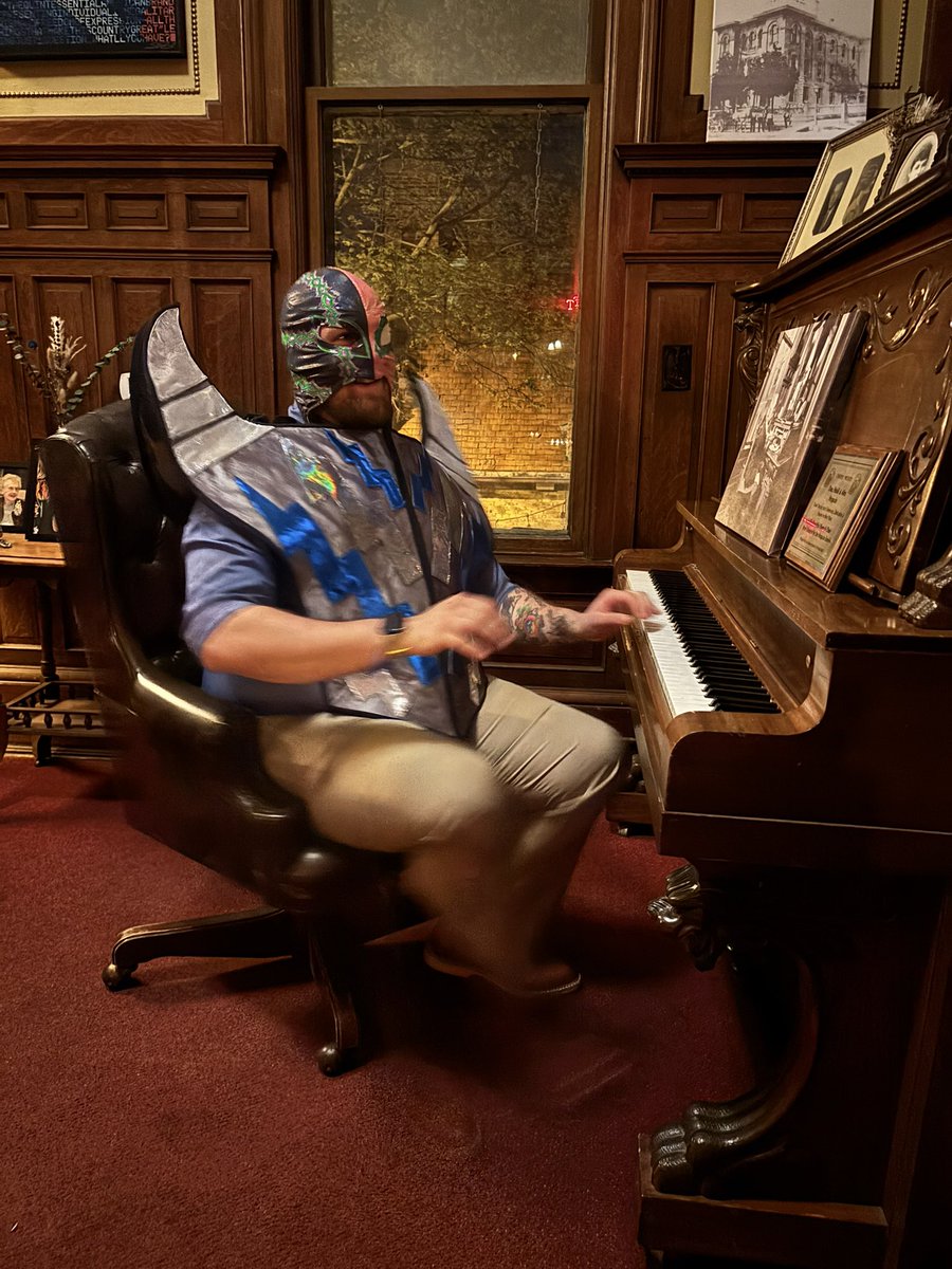 IM IN A MEETING. PLEASE LEAVE A MESSAGE AT THE BEEP.