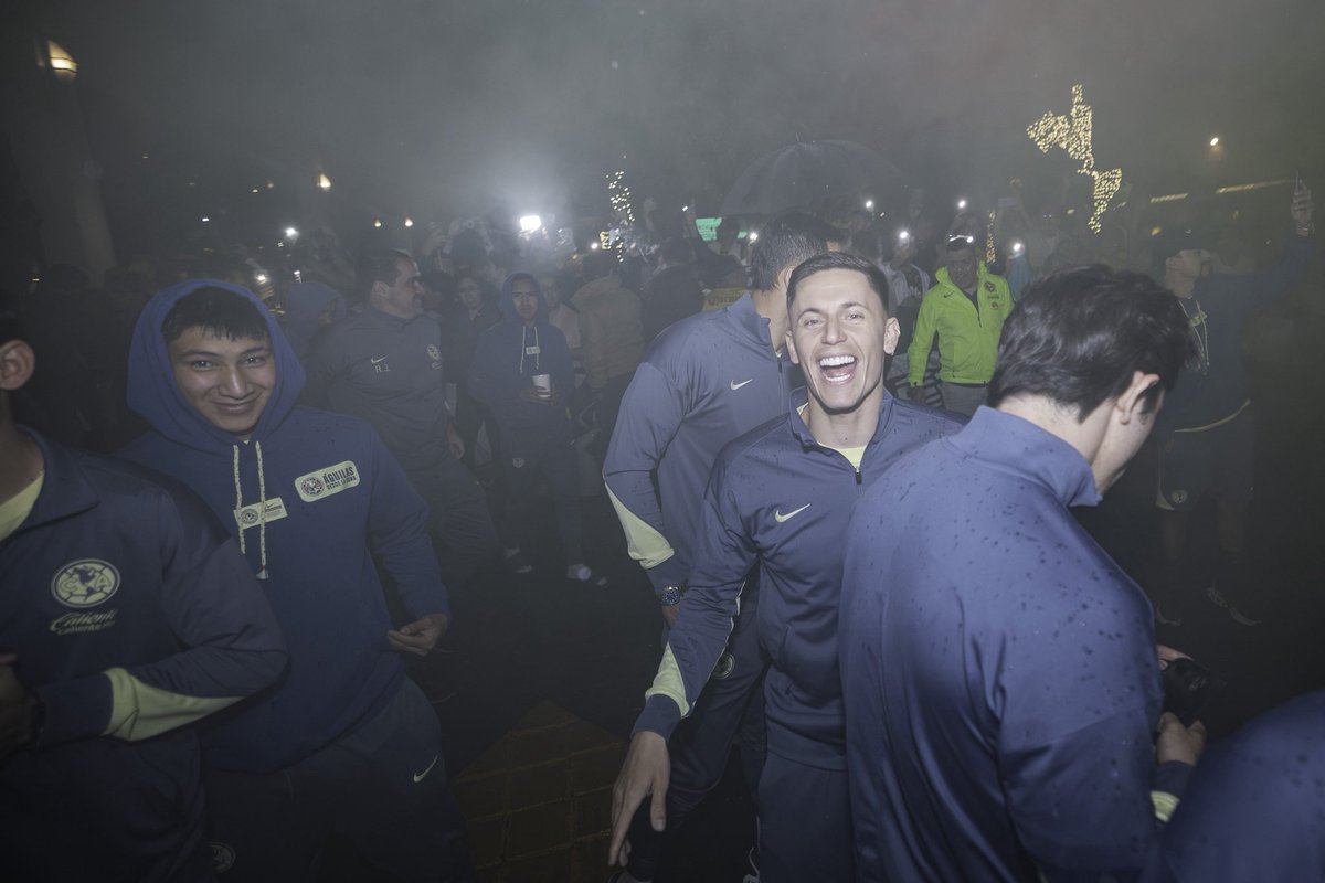 ClubAmerica's tweet image. No somos 11 en la cancha, somos millones. 

Luchamos, alentamos y vibramos por los mismos colores, los que representamos y defendemos con la vida. 💙💛

Nunca, pero de verdad que nunca, volaremos solos. 🦅