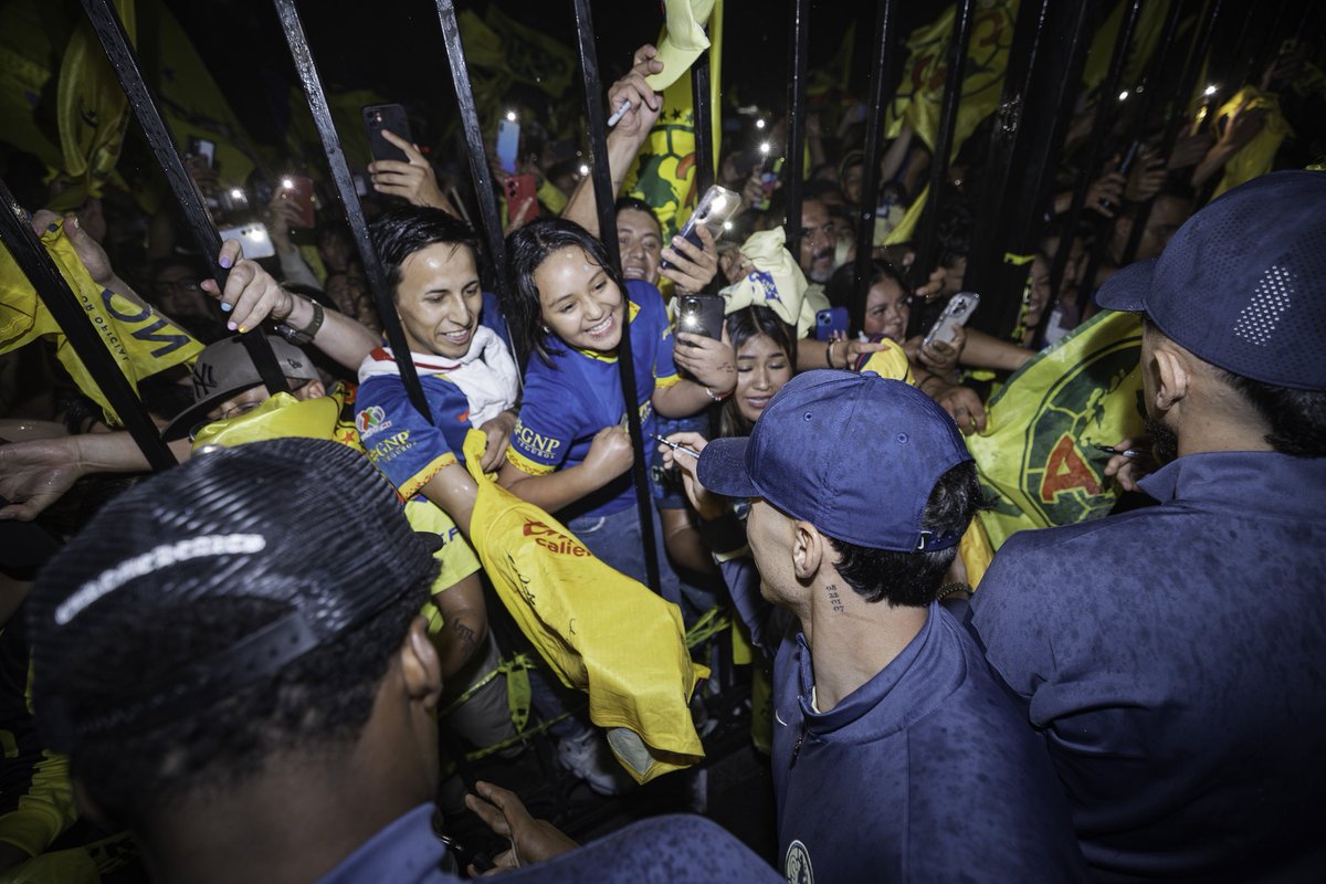 ClubAmerica's tweet image. No somos 11 en la cancha, somos millones. 

Luchamos, alentamos y vibramos por los mismos colores, los que representamos y defendemos con la vida. 💙💛

Nunca, pero de verdad que nunca, volaremos solos. 🦅