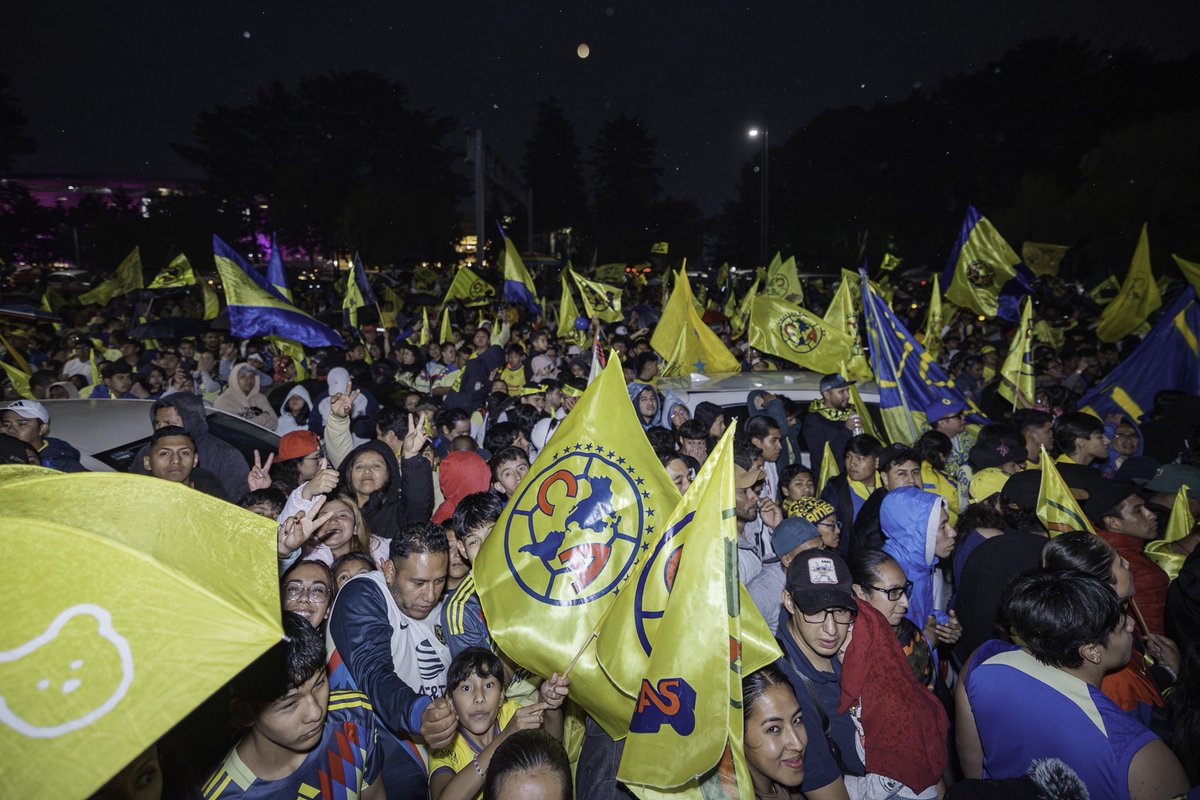ClubAmerica's tweet image. No somos 11 en la cancha, somos millones. 

Luchamos, alentamos y vibramos por los mismos colores, los que representamos y defendemos con la vida. 💙💛

Nunca, pero de verdad que nunca, volaremos solos. 🦅
