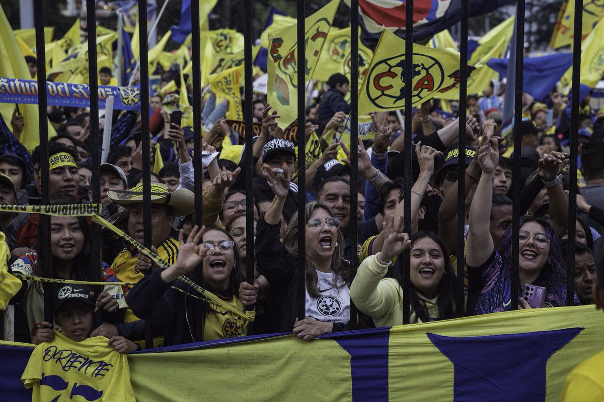 ClubAmerica's tweet image. No somos 11 en la cancha, somos millones. 

Luchamos, alentamos y vibramos por los mismos colores, los que representamos y defendemos con la vida. 💙💛

Nunca, pero de verdad que nunca, volaremos solos. 🦅