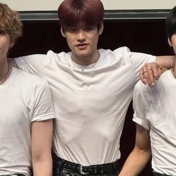 baekcals's tweet photo. his ribs and chest bones being this visible even with clothes on oh god https://t.co/XJ1hyWLClj