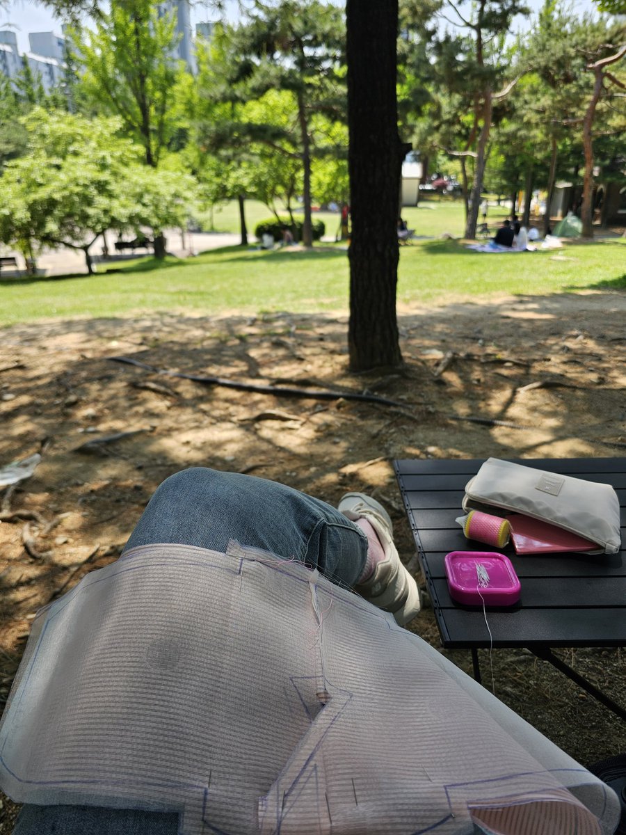 오늘은 공원에서 지알여아 반회장 저고리 만든다