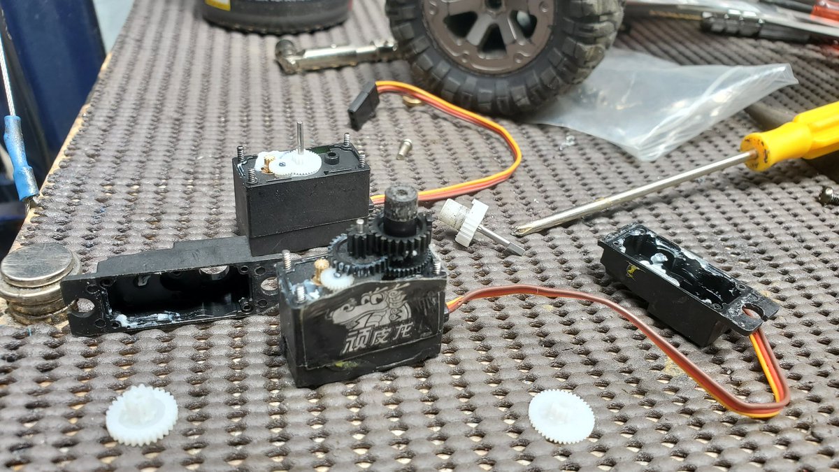 wX3jvZlVOJHjQIf's tweet photo. 2週間前からお遊びでもう一台作ってました🎵
今度は4WS。。
サーボは配線の繋ぎ変えでリバースに。。
クローラーなのか?(笑)
#自作クローラー #4WS #ラジ活 https://t.co/tenTUE0Qvr