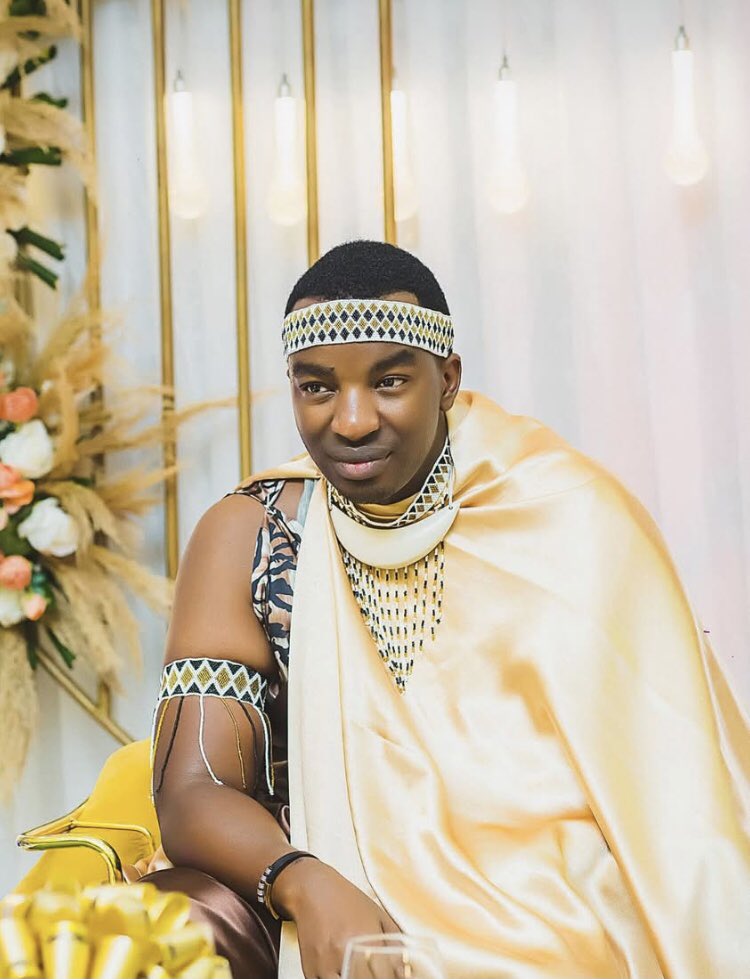 AKEZA Burundi (@akezanet) on Twitter photo 🔴😍#AKARANGA: Ni isanamu iteye igomwe ya <a href="/FabsVision/">Fablice MANIRAKIZA</a> arongoye ishirahamwe <a href="/ubakanation/">UBAKANATION GROUP</a> ryishinze gutezimbere igisata c’inyubako mu Burundi. Akaba ashajije mu mwambaro w’akaranga k’Uburundi, aho yaraye ahagarikiye mugenzi we mu rubanza rwo gukwa.
📸: DR
#lesbeautesdecheznous 🔴😍#AKARANGA: Ni isanamu iteye igomwe ya <a href="/FabsVision/">Fablice MANIRAKIZA</a> arongoye ishirahamwe <a href="/ubakanation/">UBAKANATION GROUP</a> ryishinze gutezimbere igisata c’inyubako mu Burundi. Akaba ashajije mu mwambaro w’akaranga k’Uburundi, aho yaraye ahagarikiye mugenzi we mu rubanza rwo gukwa.
📸: DR
#lesbeautesdecheznous