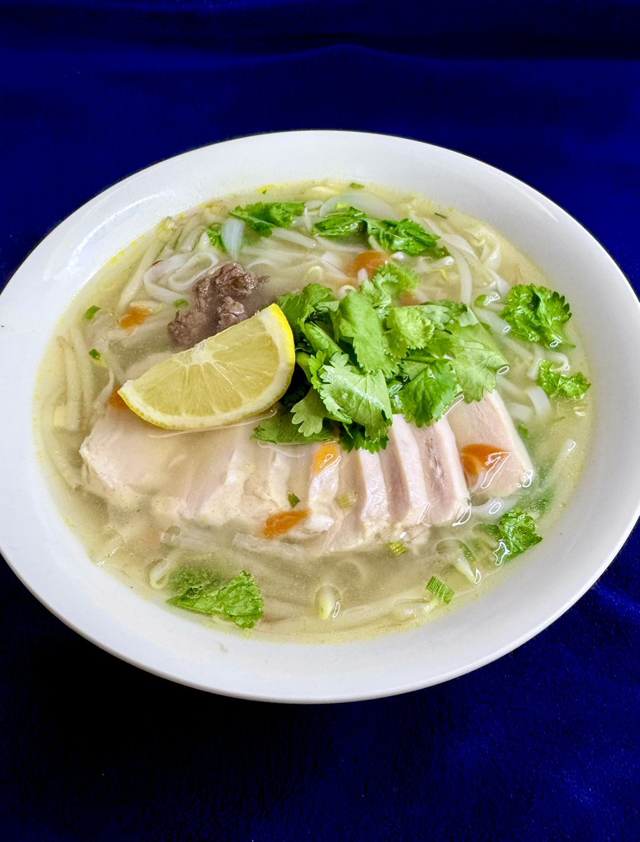 whK1IFQvXLctokN's tweet photo. VIFON Hoang Gia
フォーが好き過ぎて作ってみました。
インスタントはPHO BOで
牛肉が入っていたのですが、
パクチー、鶏肉、にんにくスライスと、
レモンを添えて、
◇PHO GA(鶏肉フォー)にアレンジ。
#VIFON #phoga #ベトナムフォー https://t.co/fqerPOhG4k
